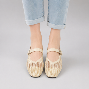 Ballerines Mary Jane beiges en maille ajourée pour femme portées avec un jean clair