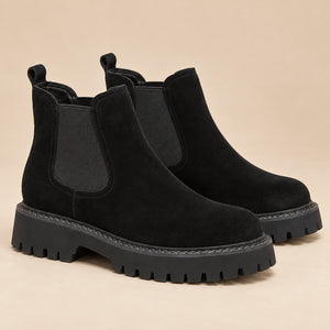 Bottines Chelsea Femme - Suédine Semelle Crantée Talon Bloc - Noir - vue non portée sur fond beige