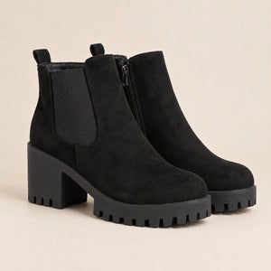 Bottines Chelsea Femme - Suédine Talon Bloc 7 cm Zip Extérieur - Noir - vue non portée sur fond beige