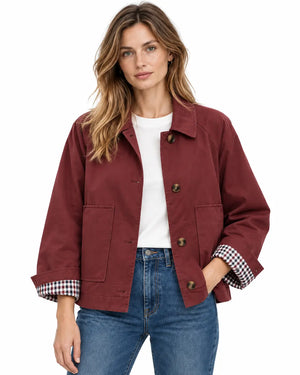 Trench Femme - Court Gabardine Coton Col Chemise Poches Plaquées Bordeaux porté