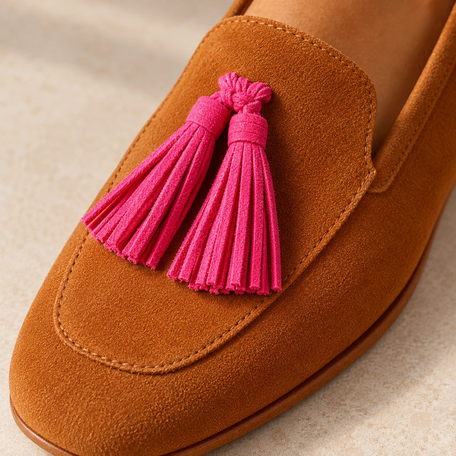 Mocassins Loafers Femme Effet Daim Camel à Glands Roses marron rose – détail glands roses et suédine