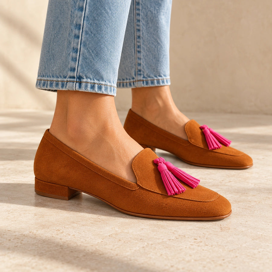 Mocassins Loafers Femme Effet Daim Camel à Glands Roses marron rose – porté de profil