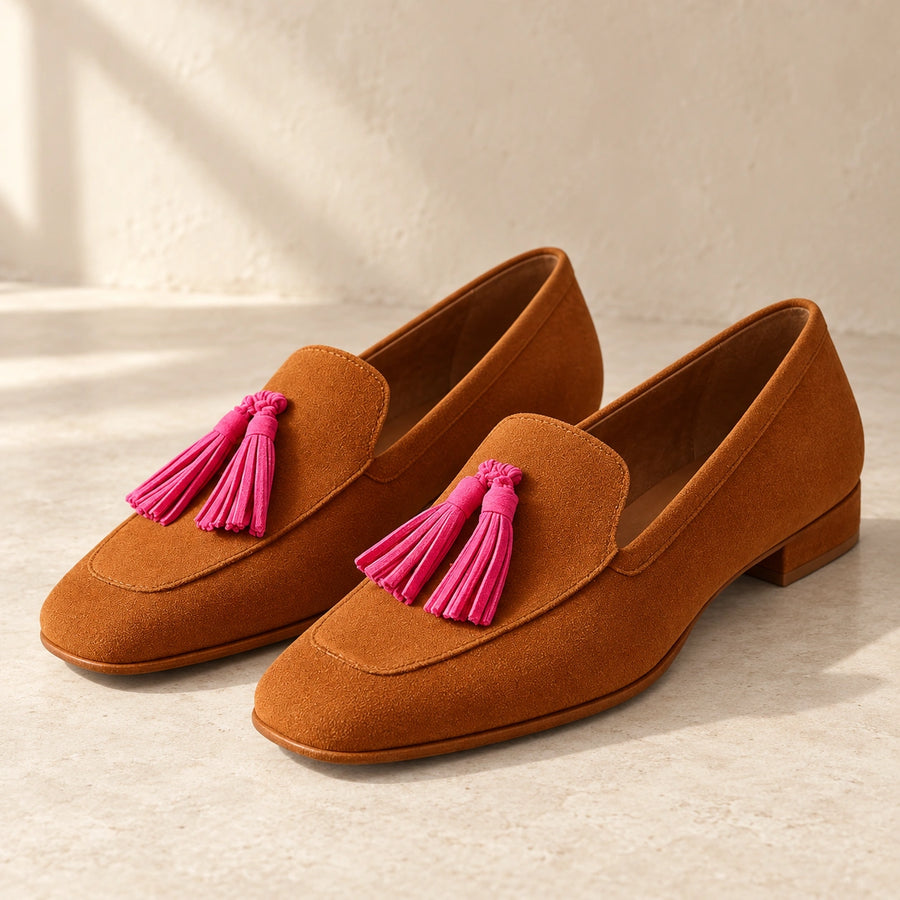 Mocassins Loafers Femme Effet Daim Camel à Glands Roses marron rose – paire en vue trois quarts