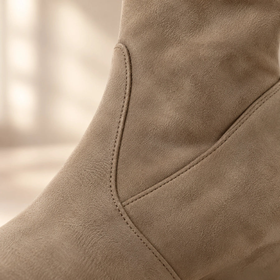 Bottes hautes effet daim femme marron clair – détail matière et couture