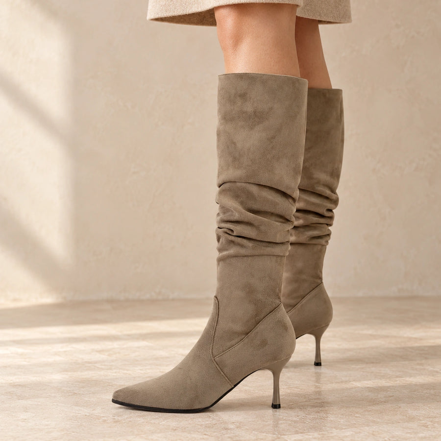 Bottes hautes effet daim femme marron clair – porté de profil