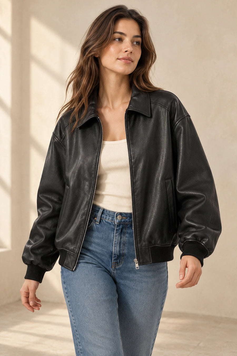Veste en Cuir Femme Noire à Col en V Veste Femme Automne noir – porté trois quarts