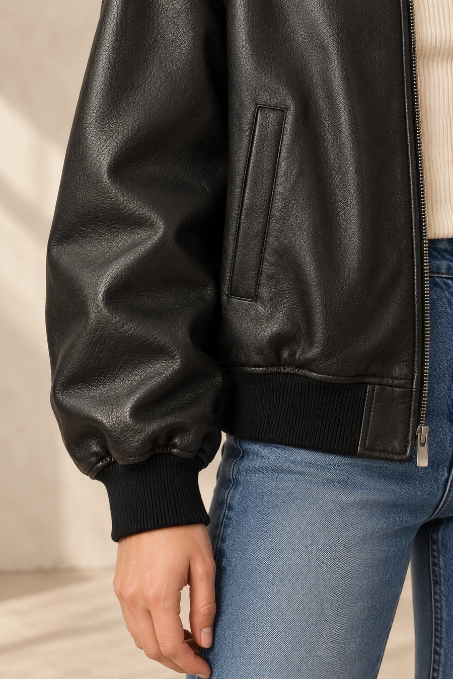 Veste en Cuir Femme Noire à Col en V Veste Femme Automne noir – détail poignet et finition