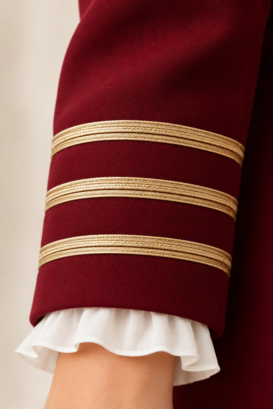 Blazer Femme Style Officier à Boutons Dorés Veste de Bureau bordeaux – détail tissu et galons du poignet