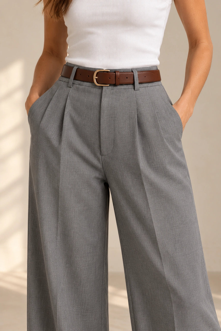 Pantalon Tailleur Femme Taille Haute Coupe Large à Plis Avant gris – détail taille, plis et tissu