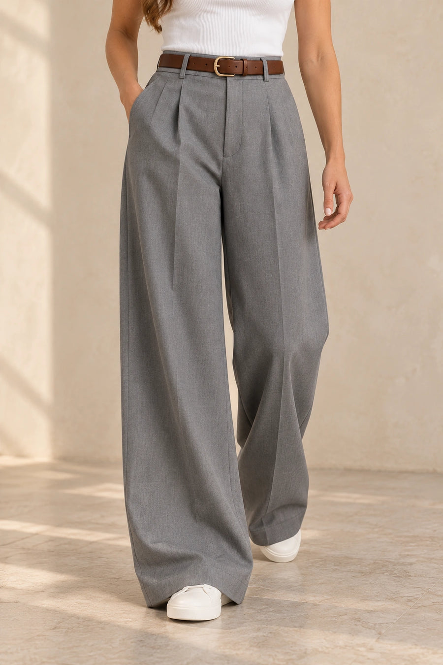 Pantalon Tailleur Femme Taille Haute Coupe Large à Plis Avant gris – porté en mouvement, coupe et longueur