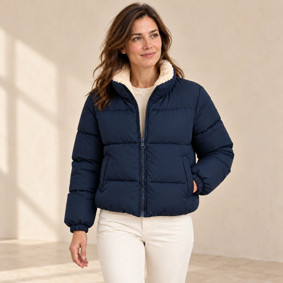 Doudoune Courte Femme Col Montant Doublée Sherpa Zip Intégral bleu marine – porté trois quarts
