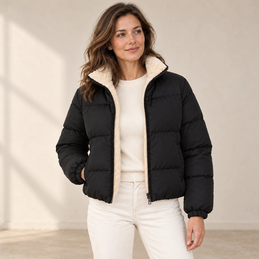 Doudoune Courte Femme Col Montant Doublée Sherpa Zip Intégral noir – porté trois quarts