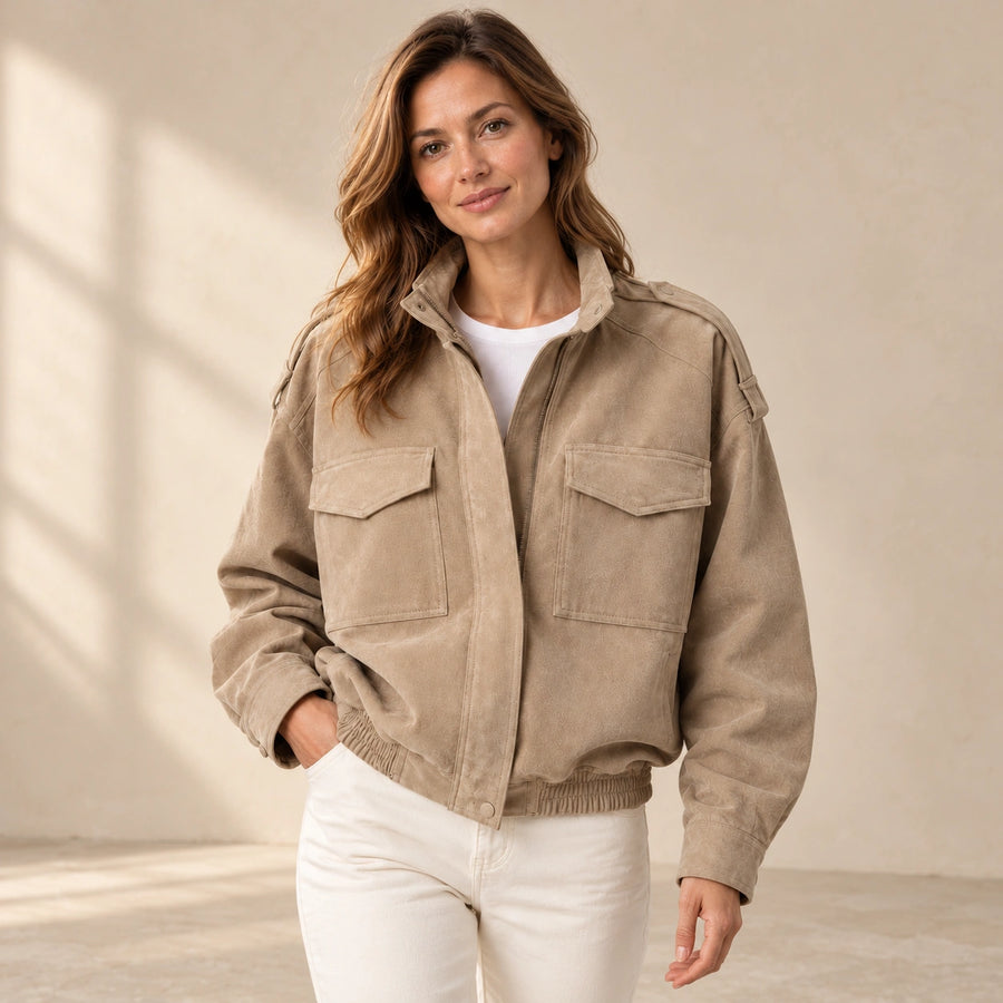 Blouson Bomber Femme Effet Daim avec Poches Avant et Bords Côtes kaki – porté trois quarts