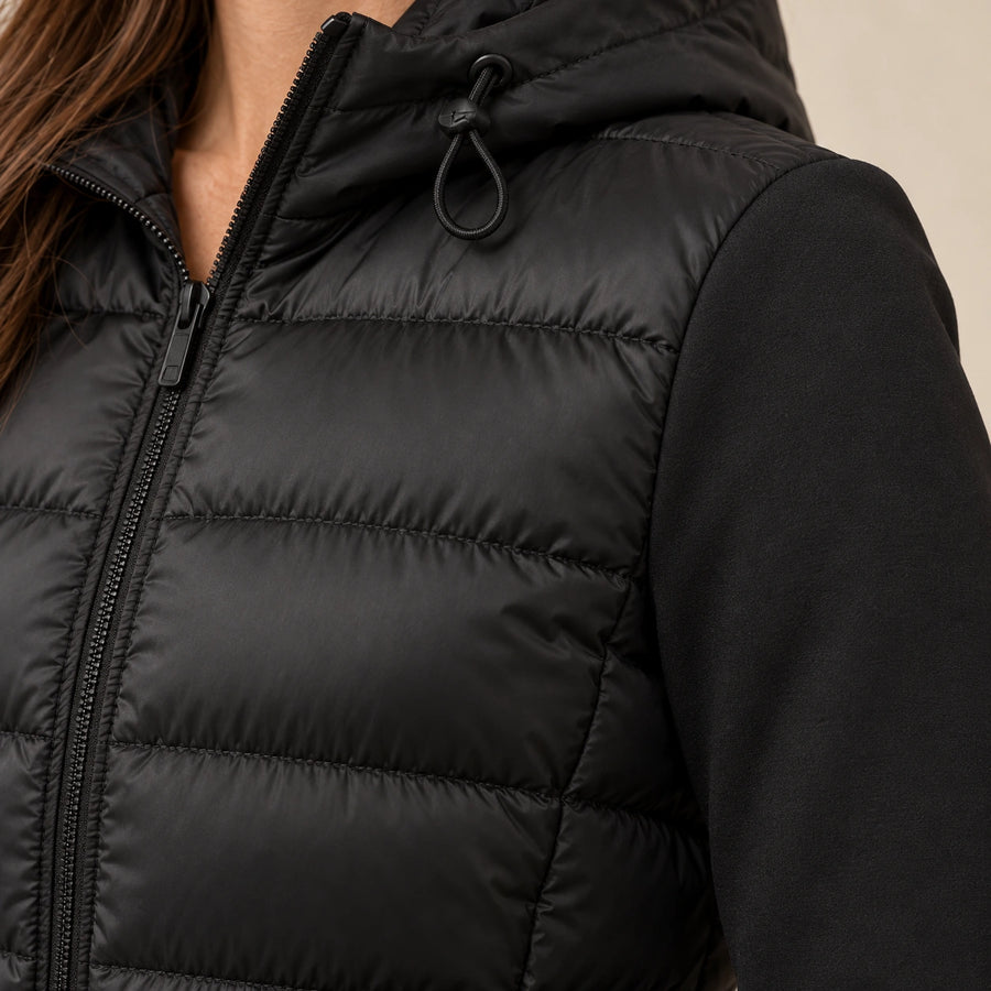 Doudoune Légère Femme à Capuche Zip Intégral Panneaux Matelassés noir – détail panneaux matelassés et manche