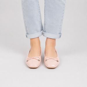 Ballerines femme roses brillantes à bout carré portées avec un jean clair