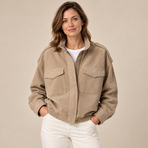 Blouson Bomber Femme - Aspect Daim Poches Avant Bords Côtes - Kaki - photo portée sur fond beige