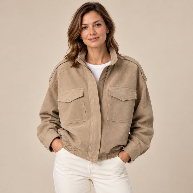 Blouson Bomber Femme - Aspect Daim Poches Avant Bords Côtes - Kaki - photo portée sur fond beige