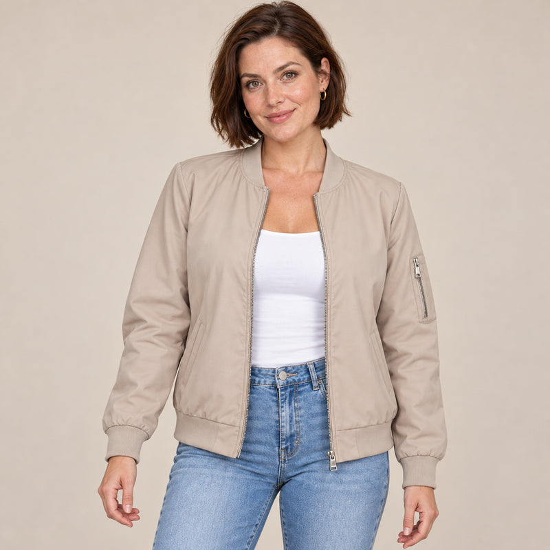 Blouson Bomber Femme - Col Baseball Côtelé Zippé - Kaki - porté sur fond beige