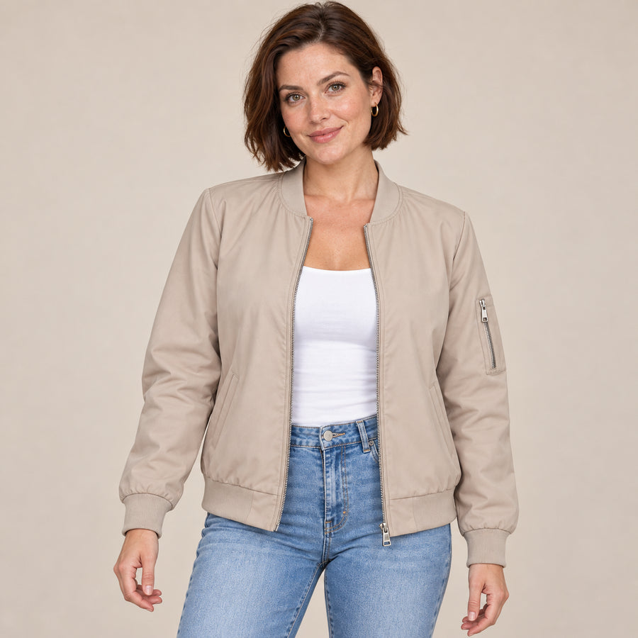Blouson Bomber Femme - Col Baseball Côtelé Zippé - Kaki - porté sur fond beige