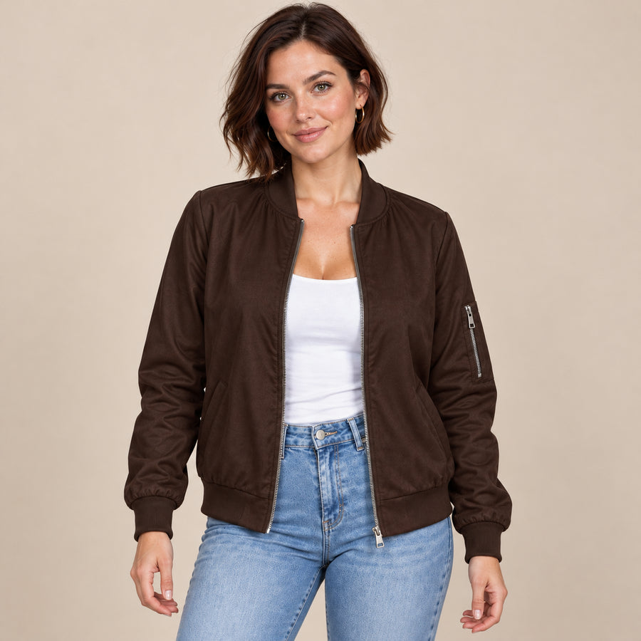 Blouson Bomber Femme - Col Baseball Côtelé Zippé - Marron - porté sur fond beige