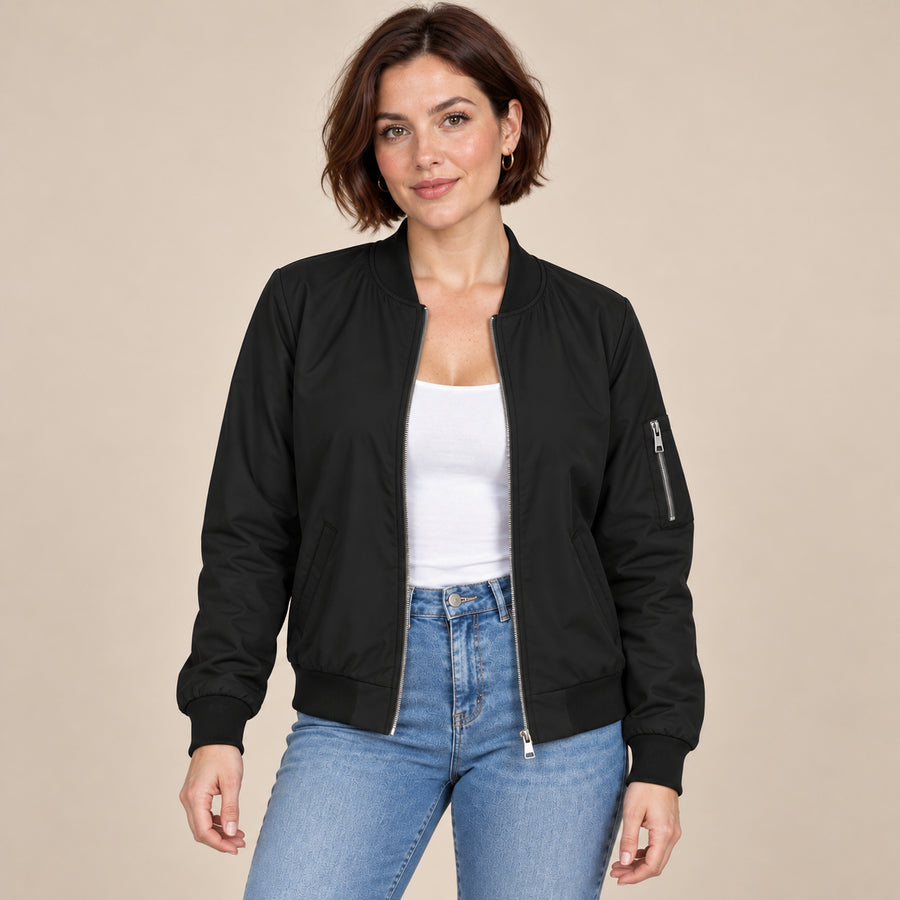Blouson Bomber Femme - Col Baseball Côtelé Zippé - Noir - porté sur fond beige