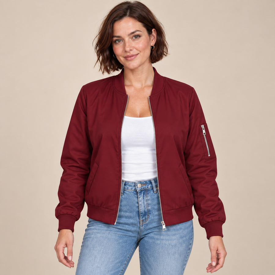 Blouson Bomber Femme - Col Baseball Côtelé Zippé - Rouge - porté sur fond beige