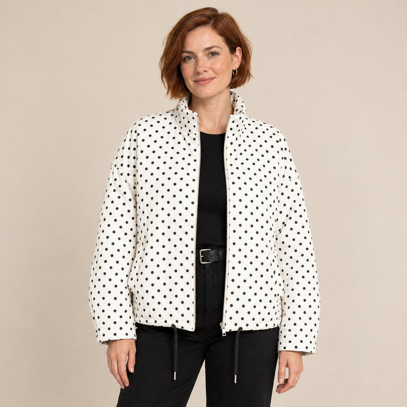 Blouson Bomber Femme - Imprimé Pois Oversize Court Zippé - Blanc - photo portée sur fond beige