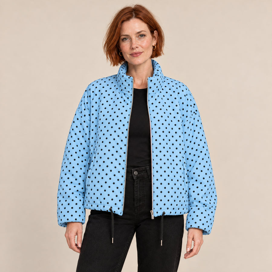 Blouson Bomber Femme - Imprimé Pois Oversize Court Zippé - Bleu - photo portée sur fond beige