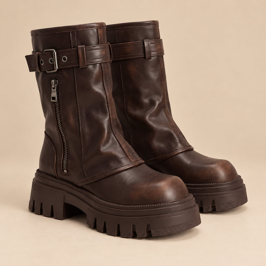 Bottes Biker Femme - Guêtre Superposée Semelle Crantée - Brun - vue non portée sur fond beige