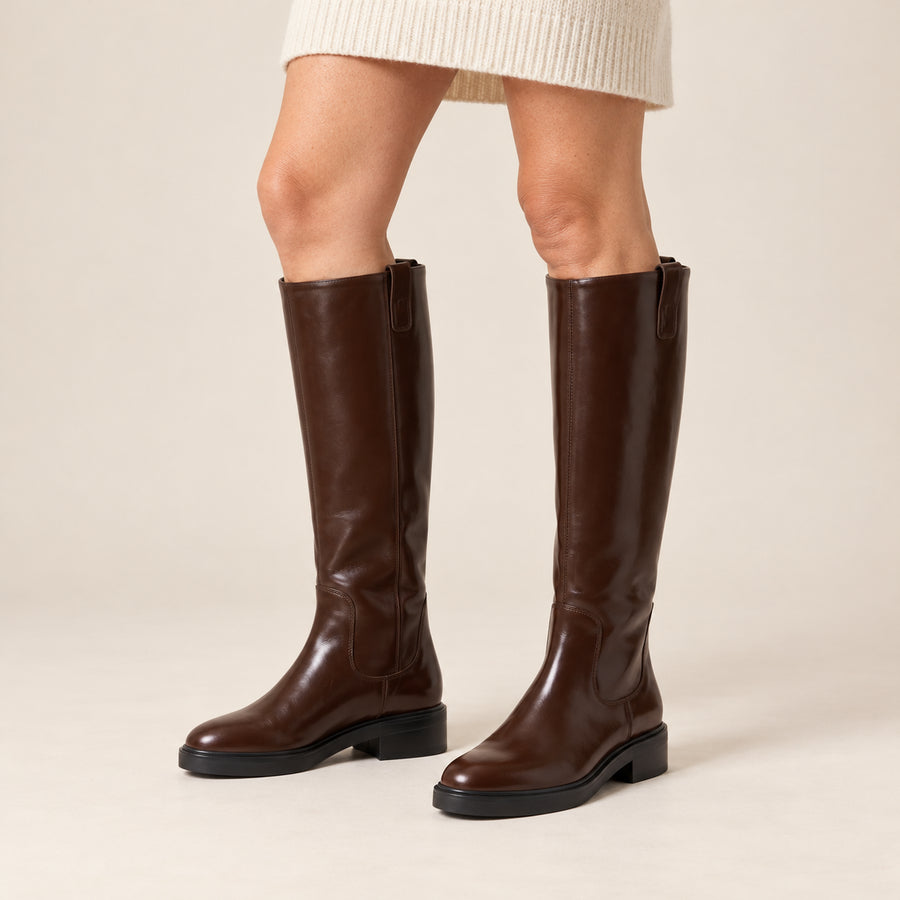 Bottes Cavalières Hautes Femme - Effet Cuir Talon Carré - Chocolat - vue portée sur fond beige