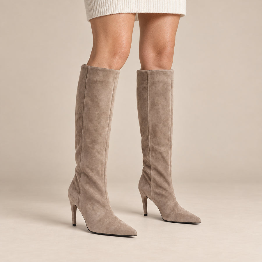 Bottes Hautes Femme - Tige Droite en Suédine Talon Fin - Taupe - vue portée sur fond beige