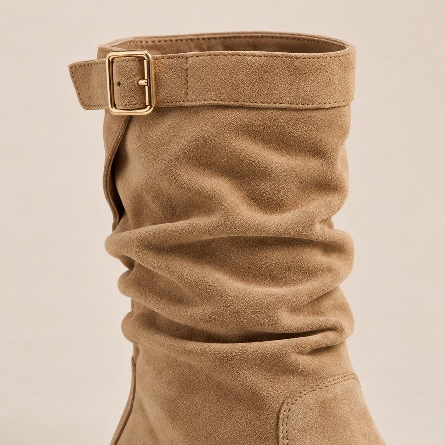 Bottes Mi-Mollet Femme - Slouchy en Suédine Talon Bas - Camel - gros plan boucle et suédine