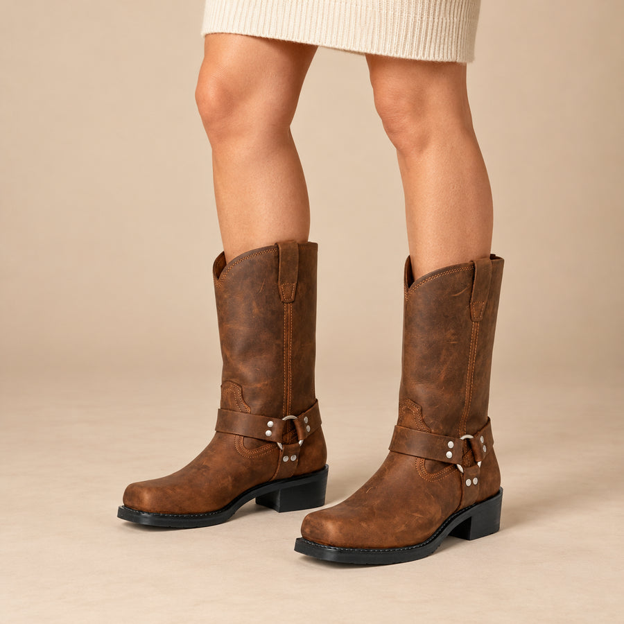 Bottes Motardes Femme - Mi-Mollet Effet Cuir Talon Carré - Cognac - vue portée sur fond beige