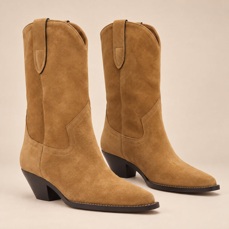Bottes Mi-Mollet Femme - Santiags en Suédine Talon Oblique - Camel - bottes seules sur fond beige