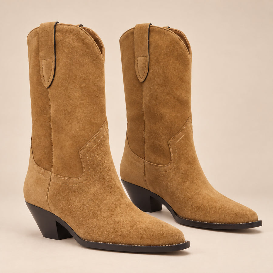 Bottes Mi-Mollet Femme - Santiags en Suédine Talon Oblique - Camel - bottes seules sur fond beige