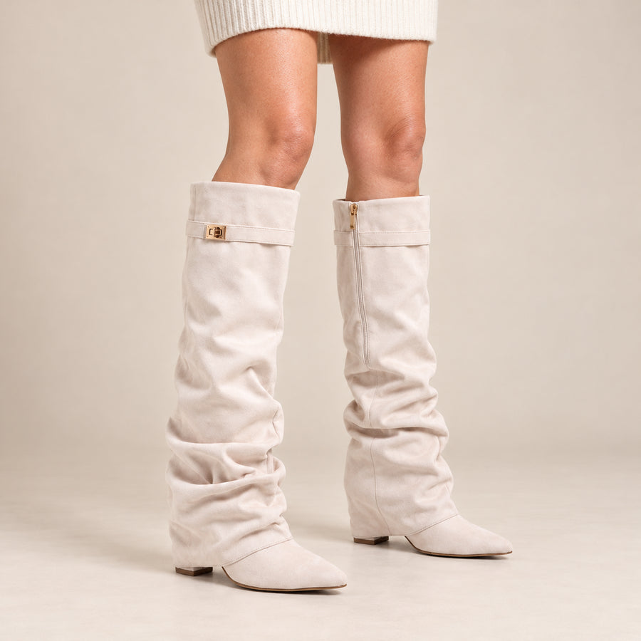 Bottes Hautes Femme - Slouchy en Suédine Talon Compensé - Blanc Cassé - vue portée sur fond beige