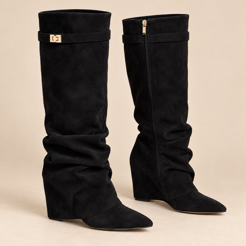Bottes Hautes Femme - Slouchy en Suédine Talon Compensé - Noir - bottes seules sur fond beige