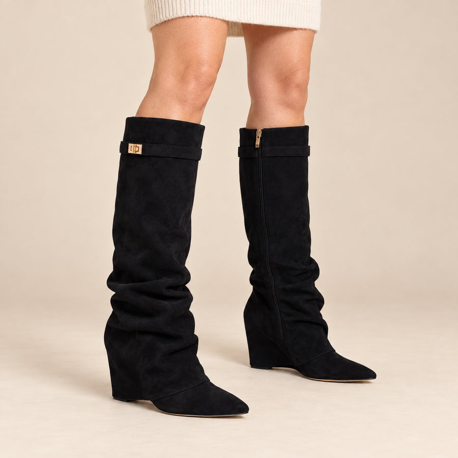 Bottes Hautes Femme - Slouchy en Suédine Talon Compensé - Noir - vue portée sur fond beige