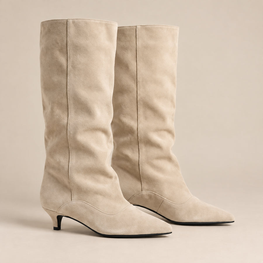 Bottes Souples Femme - Tige Large en Suédine Petit Talon - Beige - vue non portée sur fond beige
