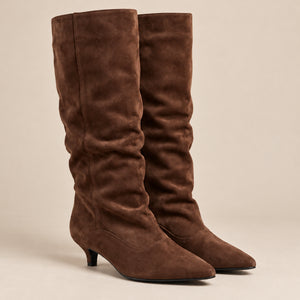 Bottes Souples Femme - Tige Large en Suédine Petit Talon - Chocolat - vue non portée sur fond beige