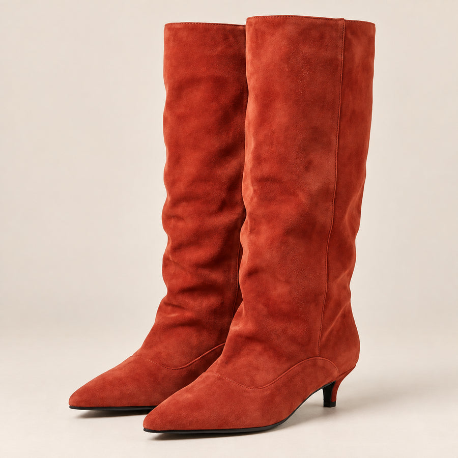 Bottes Souples Femme - Tige Large en Suédine Petit Talon - Rouge - vue non portée sur fond beige