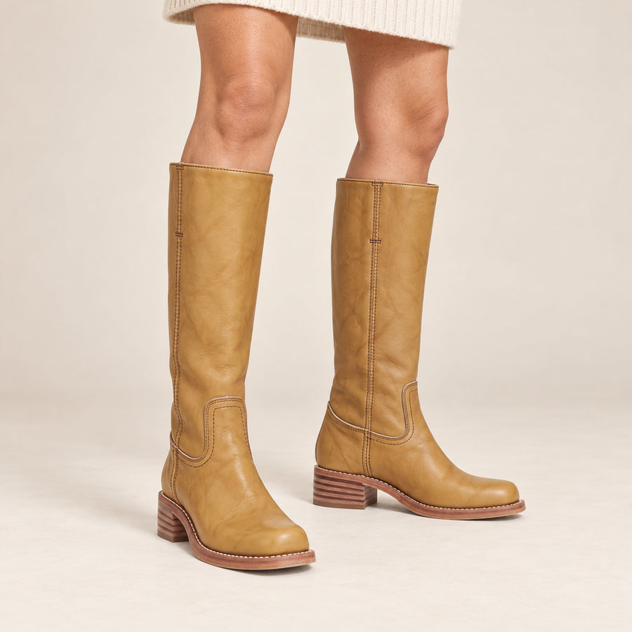 Bottes Hautes Femme - Talon Empilé Effet Cuir Bout Carré - Camel - vue portée sur fond beige