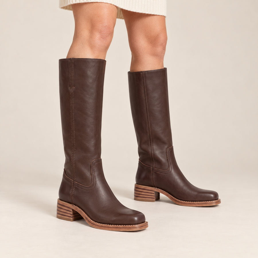 Bottes Hautes Femme - Talon Empilé Effet Cuir Bout Carré - Chocolat - vue portée sur fond beige