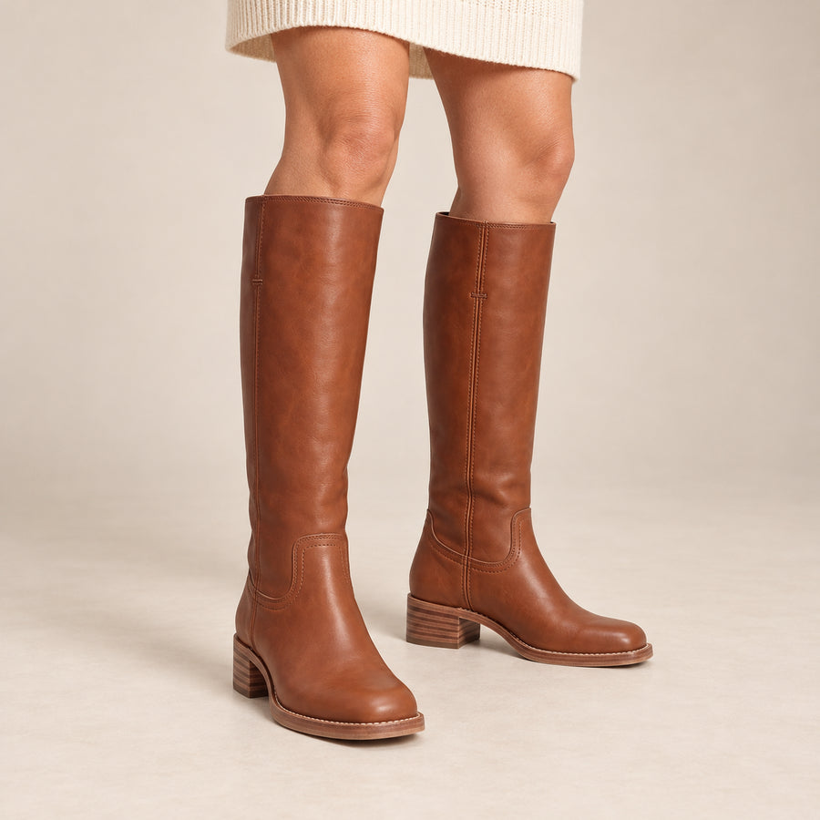 Bottes Hautes Femme - Talon Empilé Effet Cuir Bout Carré - Cognac - vue portée sur fond beige