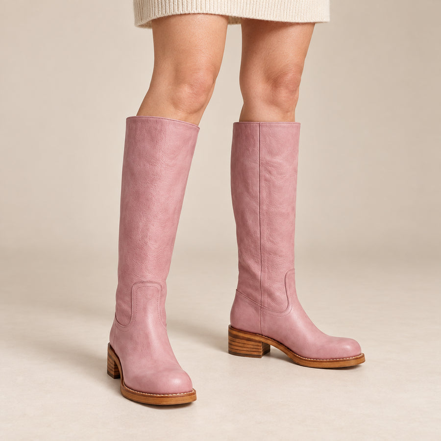 Bottes Hautes Femme - Talon Empilé Effet Cuir Bout Carré - Vieux Rose - vue portée sur fond beige