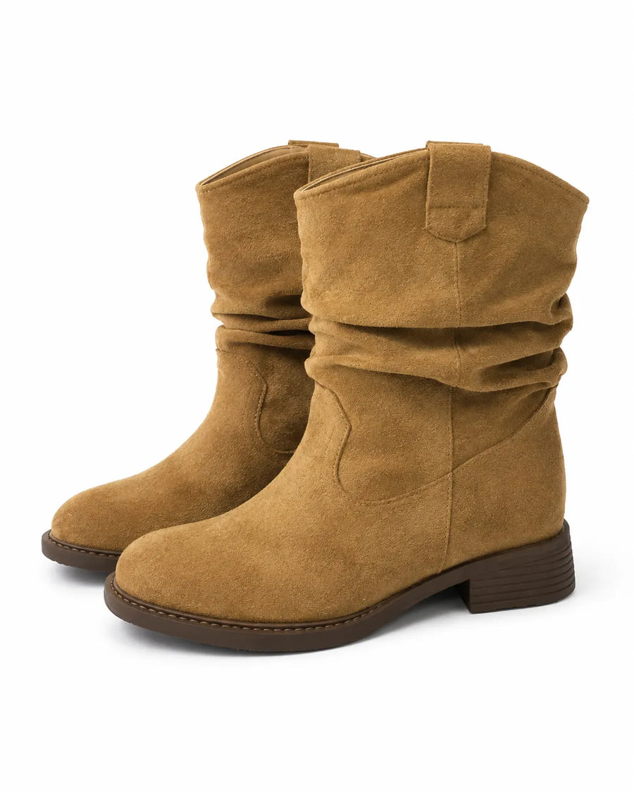 Bottes western en daim hauteur cheville - vue d'ensemble posée