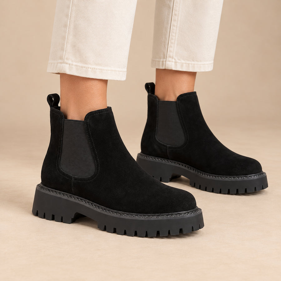 Bottines Chelsea Femme - Suédine Semelle Crantée Talon Bloc - Noir - vue portée sur fond beige