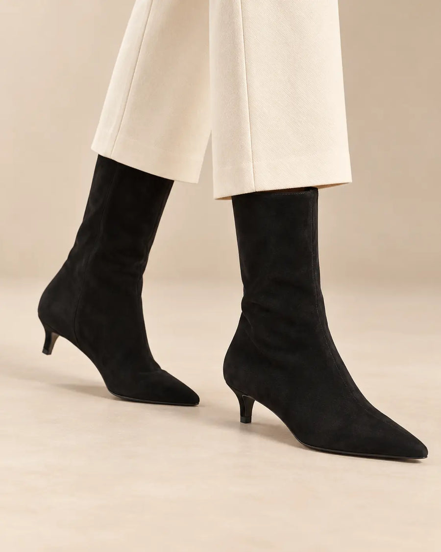 Bottines Pointues Femme - Suédine Talon Kitten Noir porté