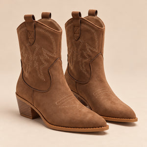 Bottines Santiags Femme - Basses en Suédine Talon Bloc - Chocolat - vue non portée sur fond beige
