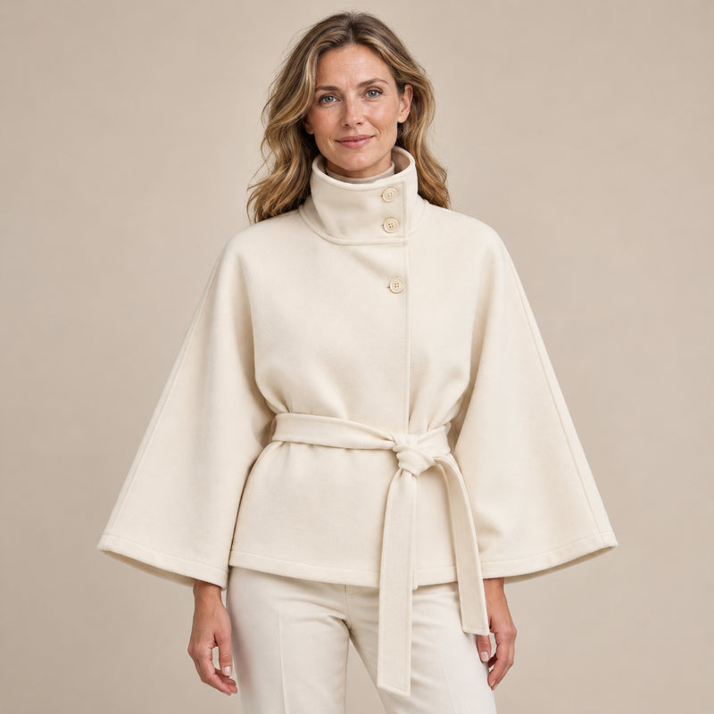 Manteau Cape Femme - Col Montant Ceinture à Nouer - Beige - photo portée sur fond beige